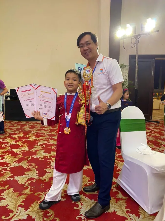 Học trò cùng cúp và giấy chứng nhận