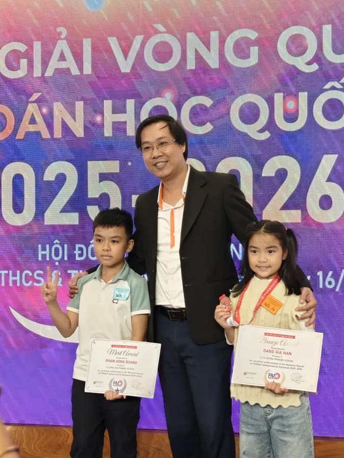 Thầy Lợi cùng học trò – lễ trao giải FMO 2025–2026